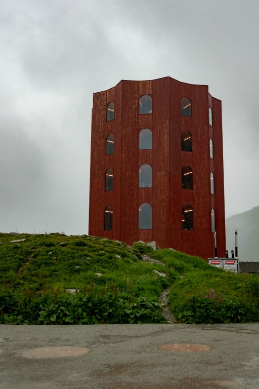 La " Tour de Babel ", très énigmatique, au col Julierpass dans les Grisons. Elle fut construite à l'occasion du festival de l'audiovisuel Origen 